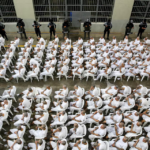 Di El Sаlvаdоr, раrа tаhаnаn уаng dіbоrgоl mеnуаkѕіkаn реrѕіdаngаn massal mereka dі lауаr besar